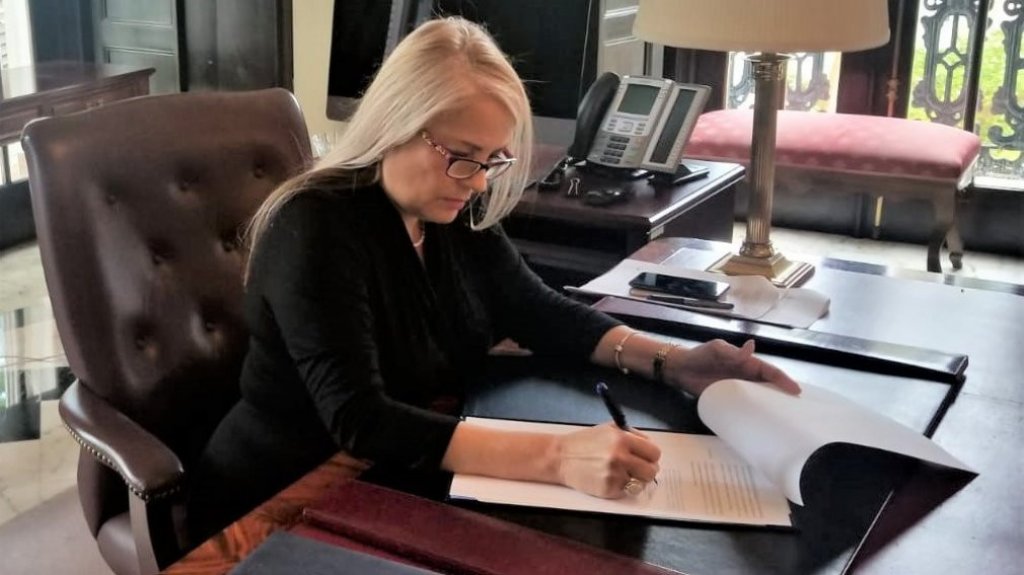  V&aacute;zquez Garced firma ley para fomentar transparencia en procesos de compras del gobierno 