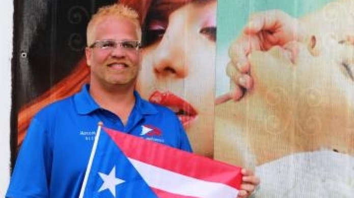 Alcalde de Vega Baja acepta reto de pelotero Orlando Román y se pinta de rubio