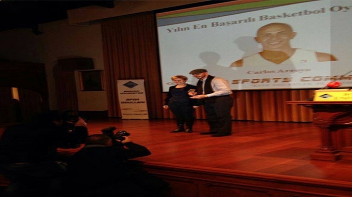 RECONOCIMIENTO OTORGADO A CARLOS ARROYO