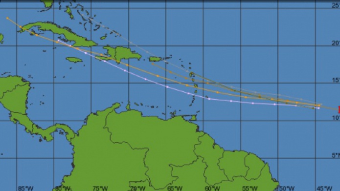 Aguaceros en la tarde hacia el Interior y Oeste, mientras se vigila Onda Tropical... 