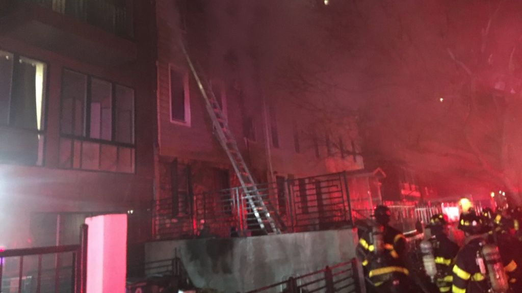  Video: Bomberos luchan para extinguir un incendio en un edificio de tres pisos en&nbsp;Nueva York 