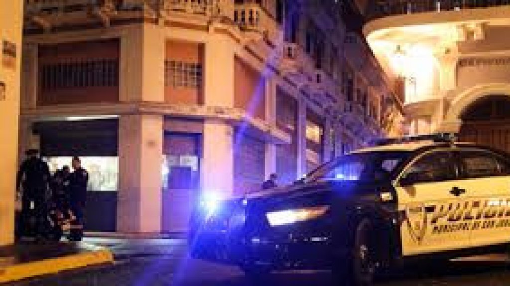  Hombre en el Viejo San Juan agarra por el cuello a un polic&iacute;a que le pidi&oacute; se pusiera la mascarilla 