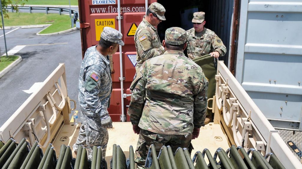  GNPR distribuye contenido de furgones encontrados en Toa Alta 