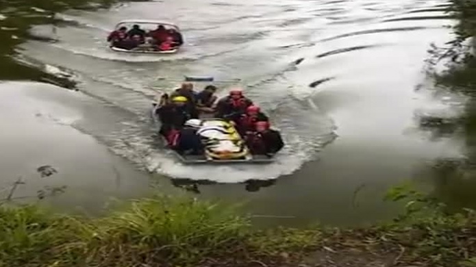 Video: Momento en que rescatistas trasladan cuerpo de menor arrastrado por rio en San SebastiÃ¡n  