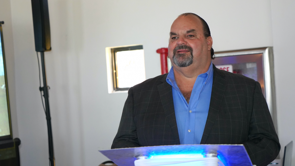  62 vagones con guineos están varados en el muelle por culpa de los federales, afirma secretario de Agricultura 