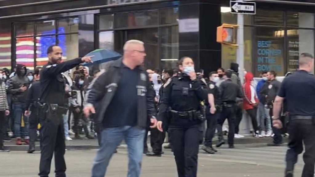  Dos personas, incluido un beb&eacute;, heridos en un tiroteo en Times Square 