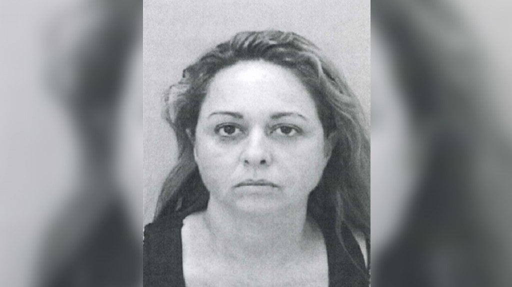  Mujer arrestada por destrozar gasolinera en Levittown 