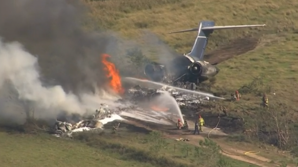  Video: Avi&oacute;n de pasajeros se estrella en Texas 