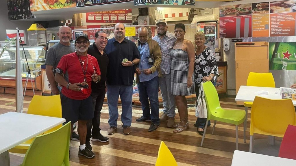  Llega el secretario de Agricultura a cafeter&iacute;a de Ponce que vendi&oacute; especial del desayuno a peso 