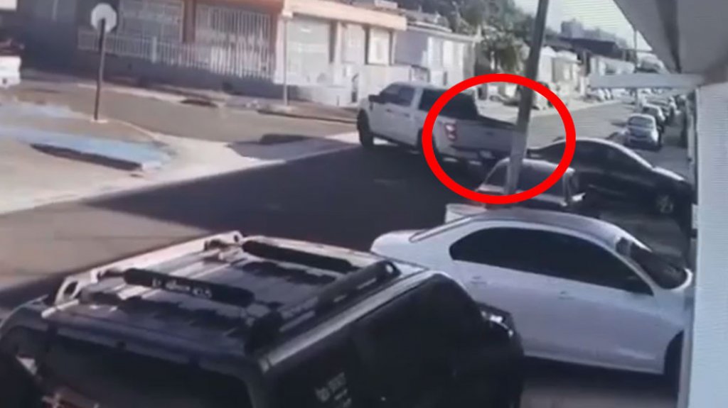  En video conductor de un Pick-up choca un auto en Puerto Nuevo y se da a la fuga 