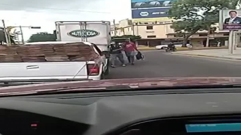  En video asalto a plena luz del día en carretera 