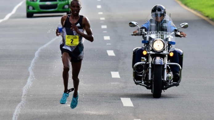  Keniano gana maratÃ³n Modesto CarriÃ³n en Puerto Rico sin la plantilla de su zapatilla 