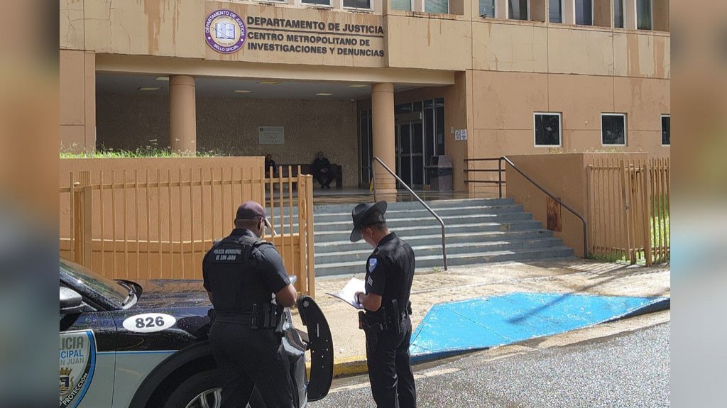  Municipales de San Juan arrestan a paraje que le quem&oacute; las manos a su hijo 