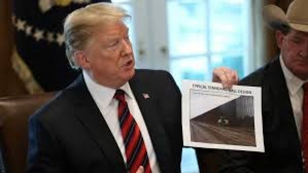  Vea video: Trump rebaja el tono y retrasa una posible declaraci&oacute;n de emergencia nacional 