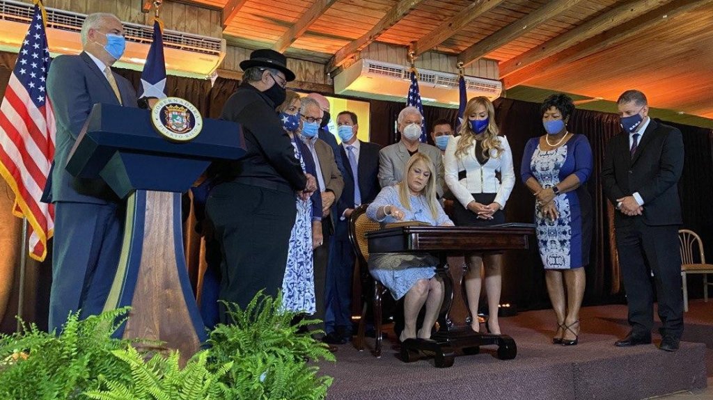  Gobernadora firma leyes para beneficio de servidores p&uacute;blicos 