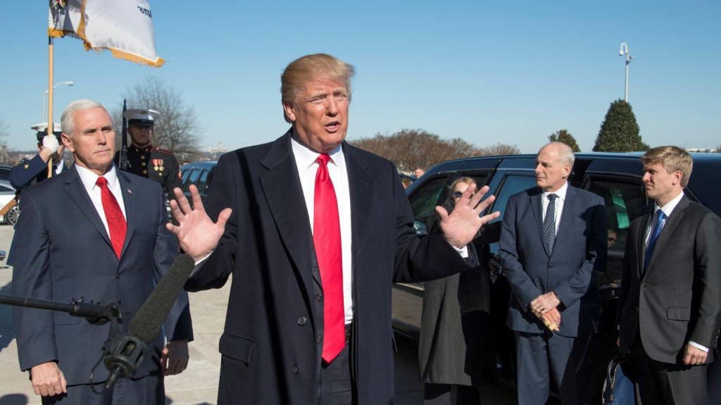  Trump visita el Pent&aacute;gono en apoyo al Ej&eacute;rcito por posible cierre de Gobierno 