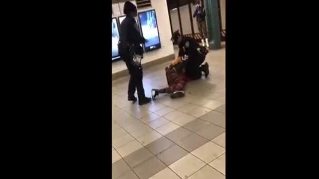  Video: Mujer polic&iacute;a cae a los rieles del Metro en Nueva York, luego que un joven la empujara 