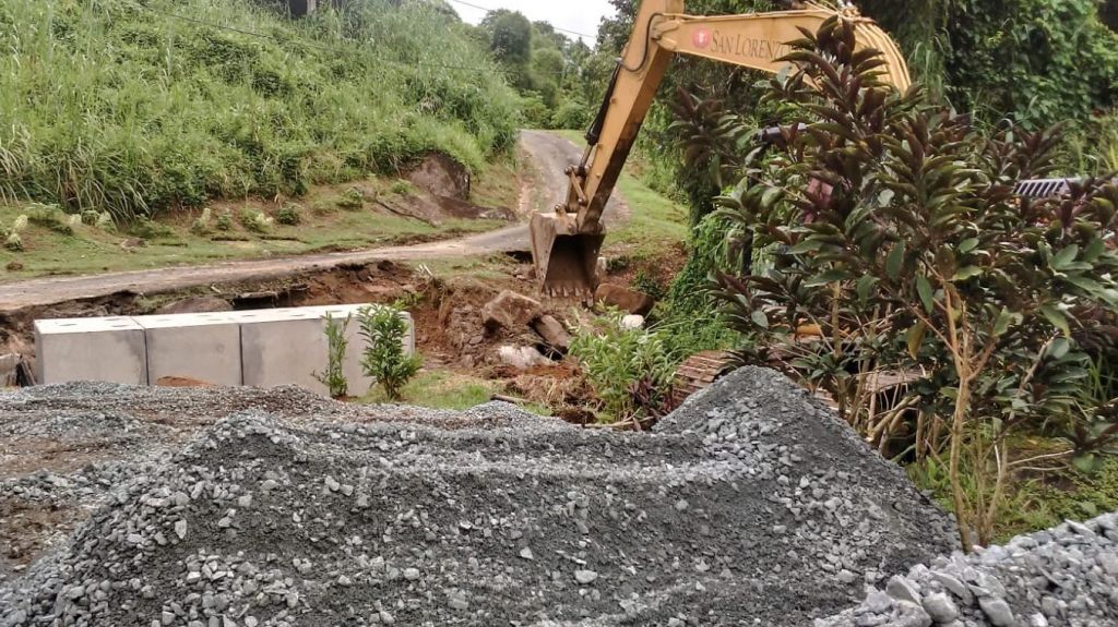  Comienza construcci&oacute;n de puente en el camino Pedro Nieves del barrio Espino de San Lorenzo 