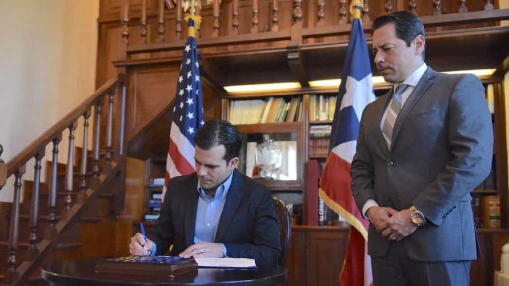  Gobernador convierte en ley medida para incluir cursos de lenguaje de se&ntilde;as en escuelas p&uacute;blicas 