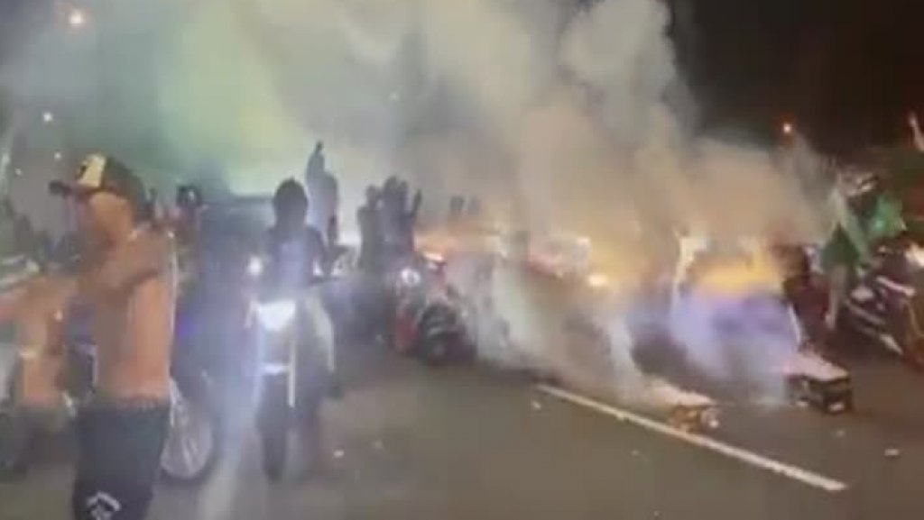  Video: Detuvieron la Baldorioty, para tirar fuegos artificiales durante una “corrida de motoras” 