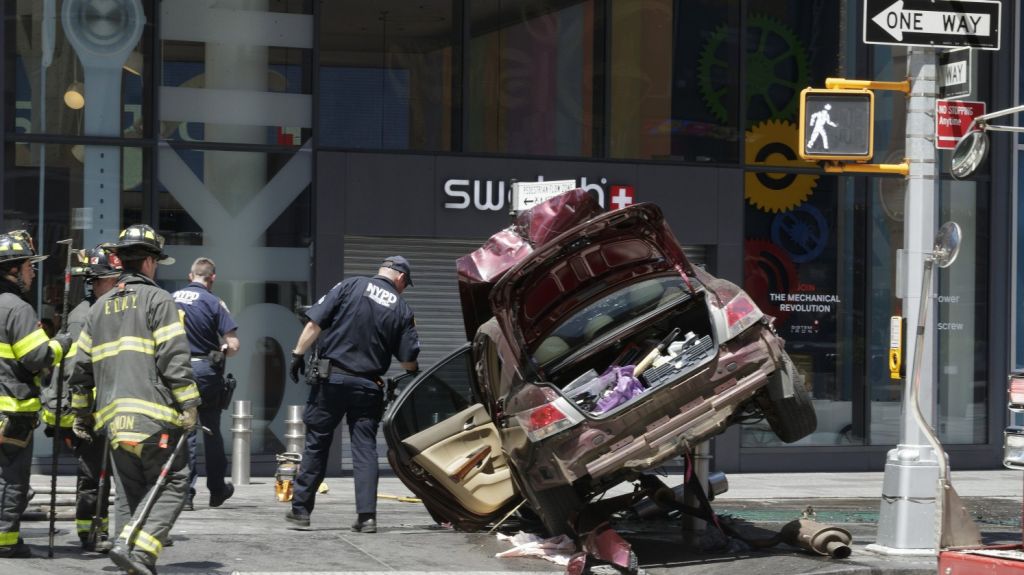  Aprovecha el poco tr&aacute;fico en N.York para ir a gran velocidad y se estrella 