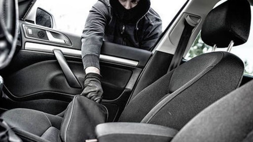  Roban m&aacute;s de $10 mil de un auto en gasolinera de Dorado 