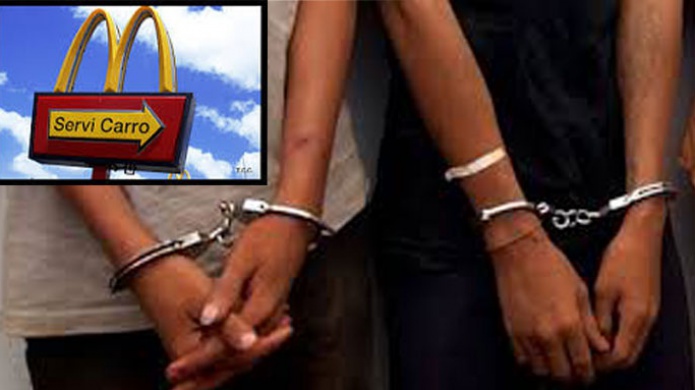 Arrestan a dos con una pistola, luego de quedarse dormidos en el  servicarro de un "Fast Food"