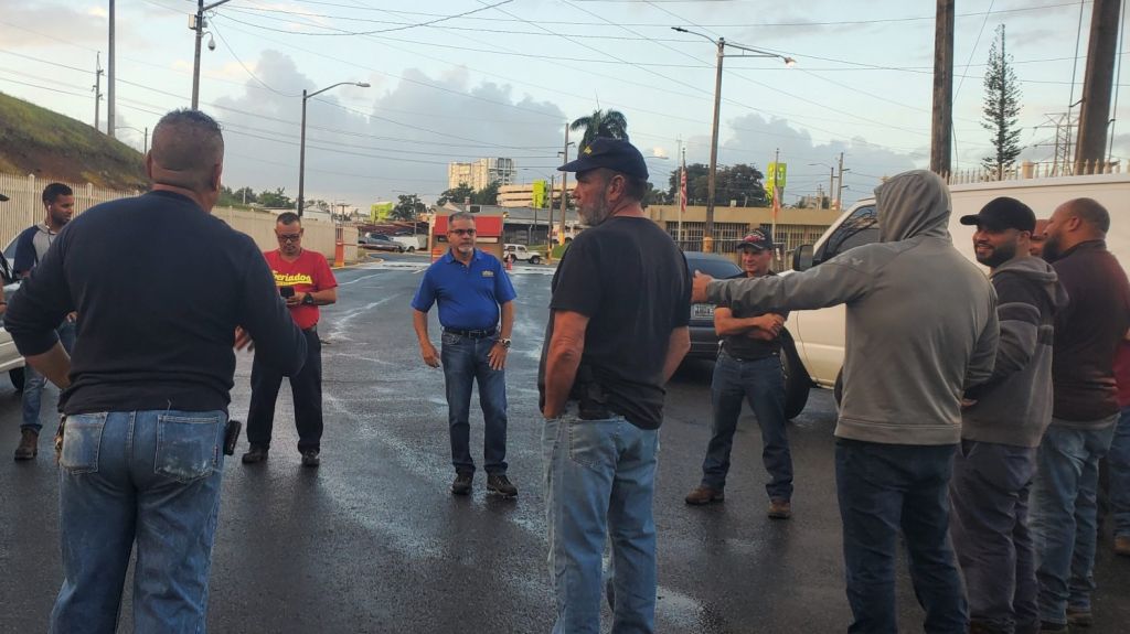  Celadores de la AEE bloquean entrada de oficinas t&eacute;cnicas para exigir la firma del acuerdo colectivo 