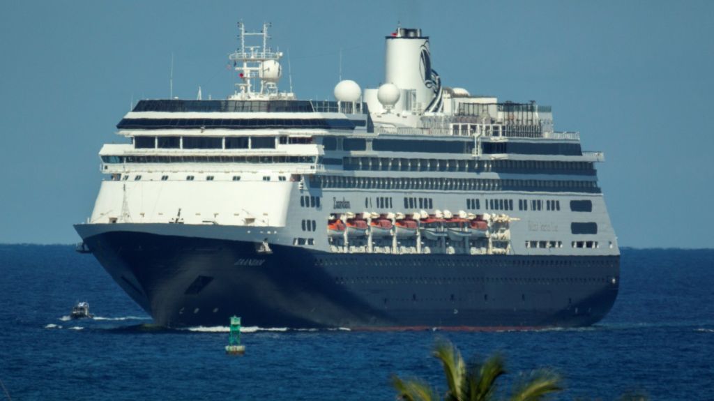  Video:Termina en Florida la odisea de dos cruceros con enfermos a bordo 