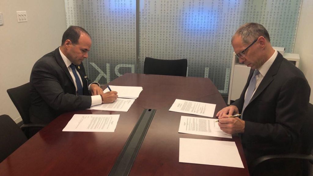  Jefe de Departamento de Seguridad P&uacute;blica firma contrato para an&aacute;lisis desafe kits 