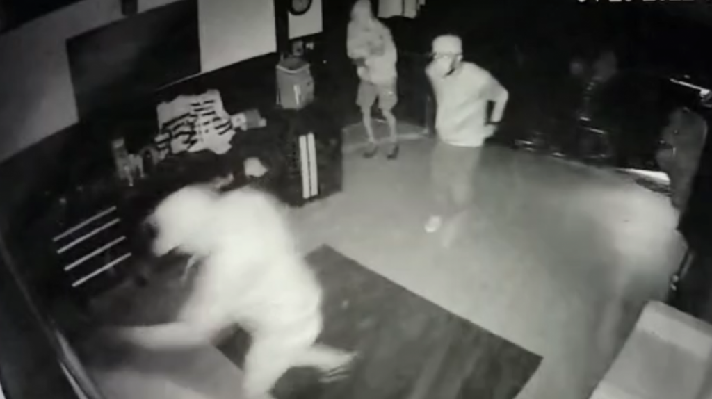  Video: Intentaron robar &ldquo;Jetski&rdquo; en tienda de Puerto Nuevo y solo salieron con dos botellas de agua 