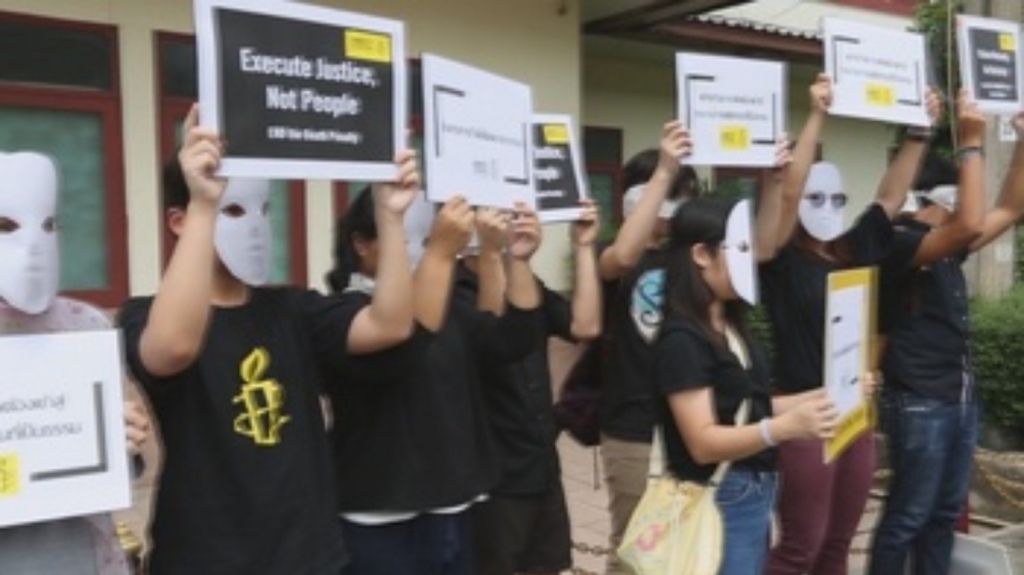  Video: Grupos de derechos humanos protestan por la ejecuci&oacute;n de un preso en Tailandia 