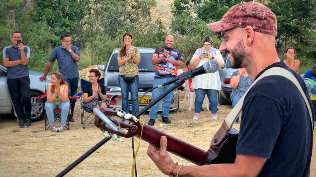  Cantautor Sie7e apoya iniciativa del proyecto &ldquo;Ruteando Mi Isla&rdquo; para ayudar a los damnificados de los sismos en barrio Indios de Guayanilla 