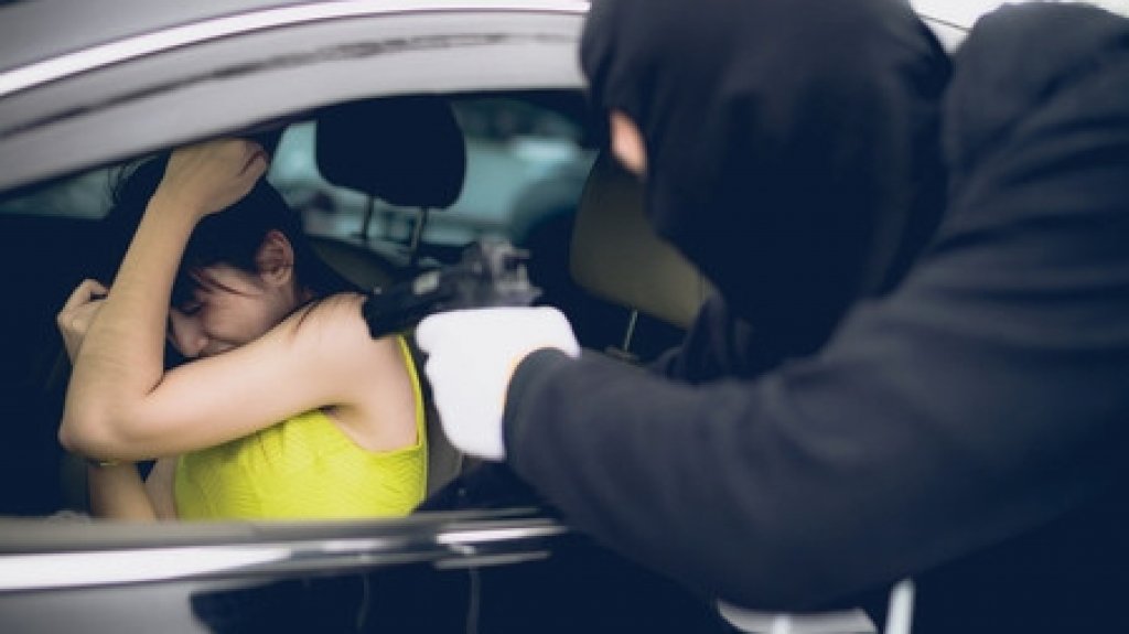  Asaltan mujer en garaje de Trujillo Alto y le llevan hasta el carro 