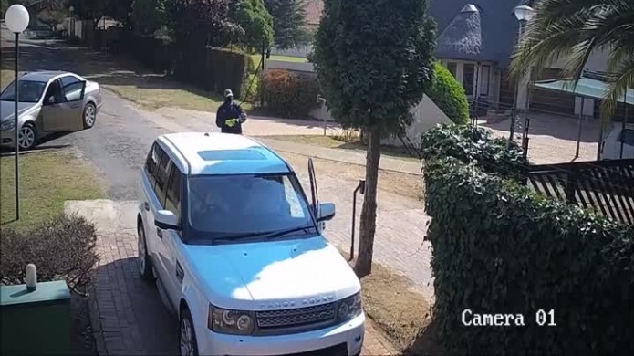 Video: A lo James bond!! Evita que le roben la Range Rover gracias a su rÃ¡pida reacciÃ³n