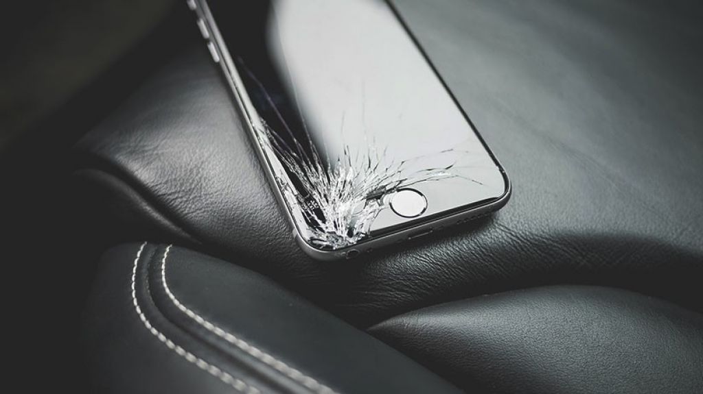  Polic&iacute;as interrumpen un funeral e intentan desbloquear el tel&eacute;fono del muerto con su dedo 