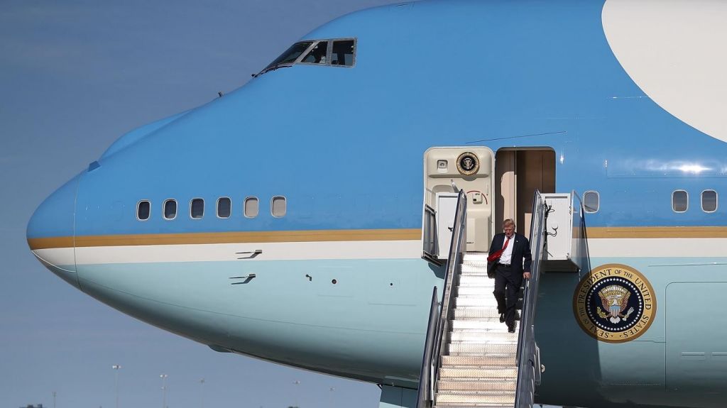  Trump dice que los nuevos Air Force One ser&aacute;n pintados de rojo, blanco y azul 