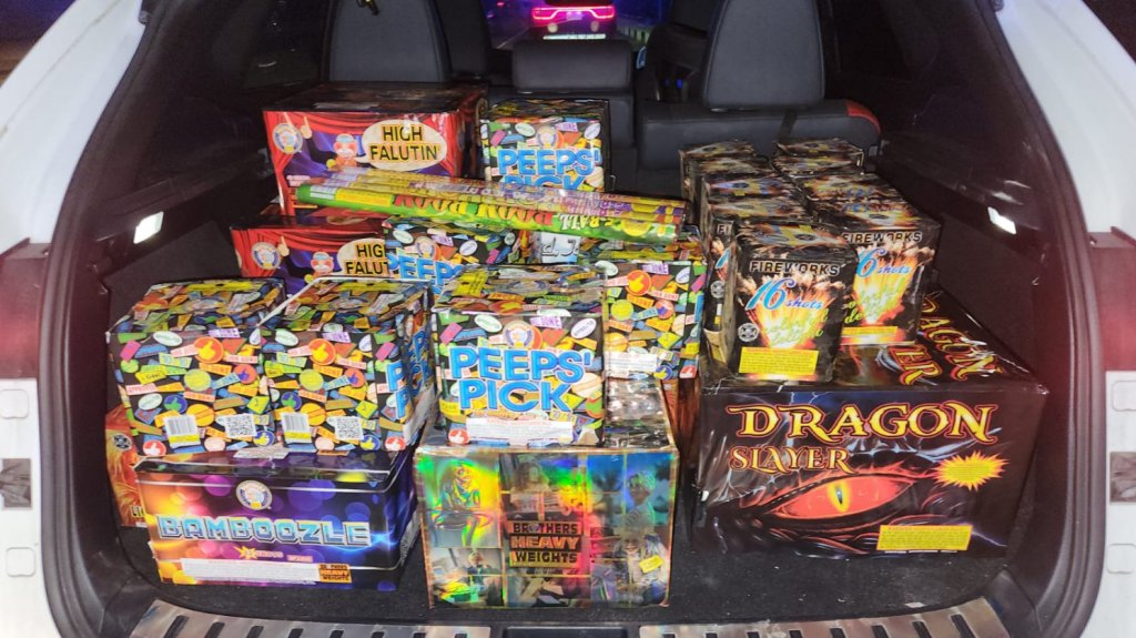  Polic&iacute;as en San Juan arrestan a una mujer que conduc&iacute;a un auto cargado de pirotecnia 