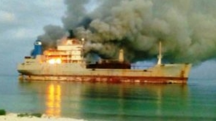 Se incendia barco cargado de cemento en las costas del suroeste de Republica Dominicana