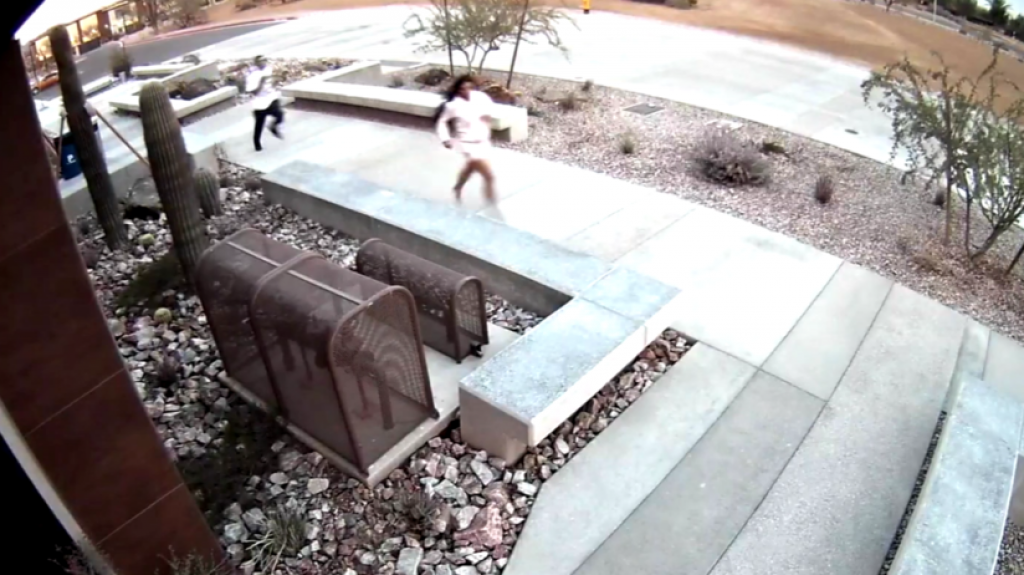  VIDEO: Ladrones se dan a la fuga, pero se refugian por despiste en una comisar&iacute;a 