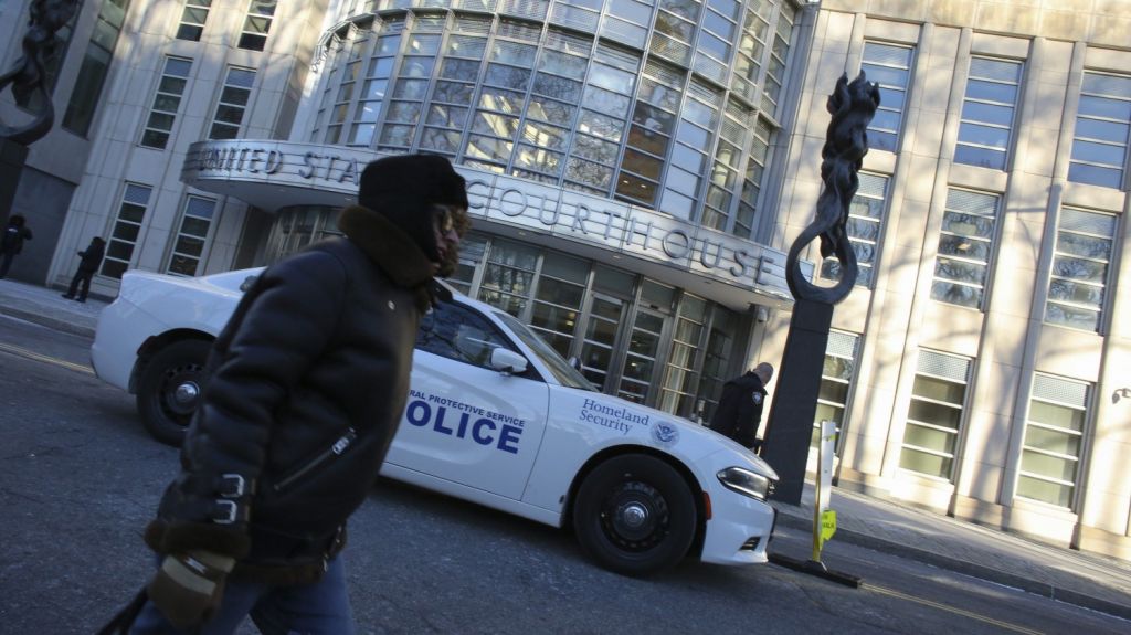  Arrestan en corte donde juzgan al Chapo a hombre que alegaba ser su familiar 