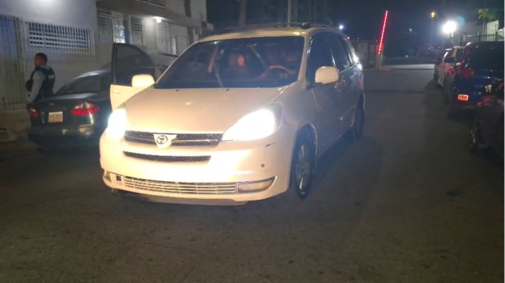  Video: Polic&iacute;as en Bayam&oacute;n interceptan y arrestan conductor que le hab&iacute;a dado un tiro a su pareja y luego la llevaba al hospital 