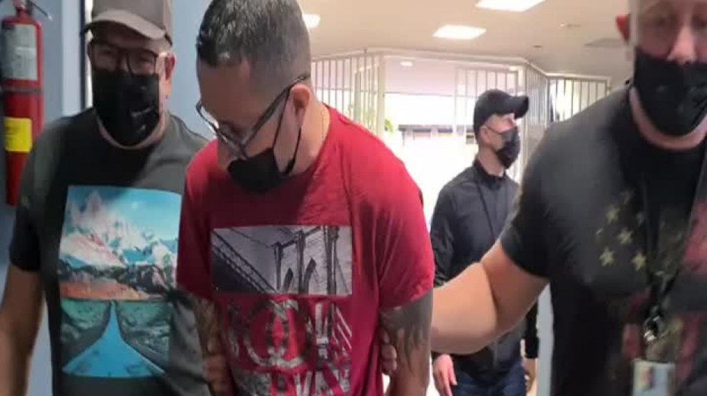  Video: Arrestan en Toa Baja a hombre que tenia orden de arresto por vender rifle a un agente encubierto 