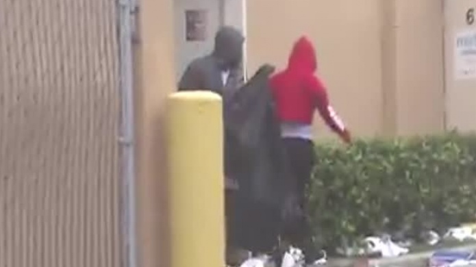 Video: "Cacos" en Miami roban tienda de zapatos aprovechando el HuracÃ¡n Irma 