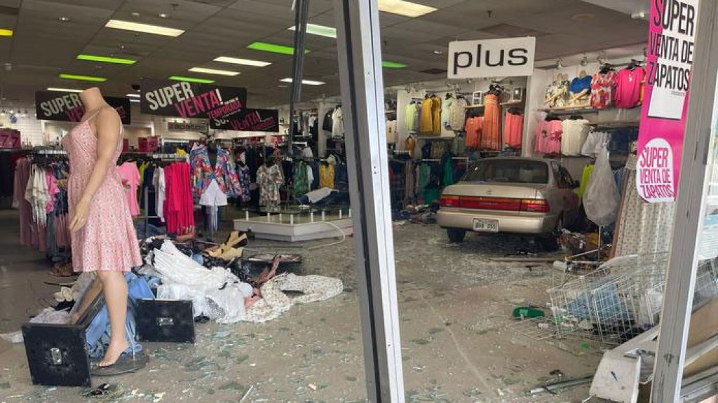  Conductora impacta peat&oacute;n dentro de centro comercial de Bayam&oacute;n 