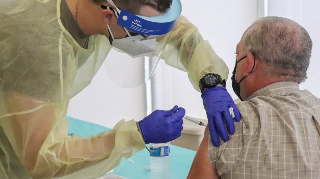  Epidemi&oacute;logo asegura que la inmunidad de reba&ntilde;o ahora se alcanzar&iacute;a en febrero 2022 