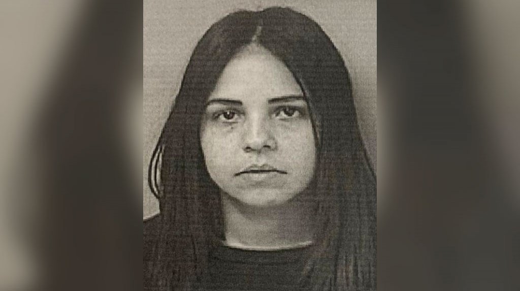  Arrestan a mujer quien ten&iacute;a una orden de arresto por ley de armas, maltrato a menores y agresi&oacute;n 