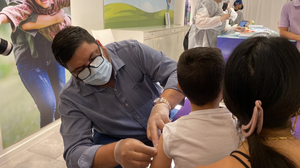  Secretario de Salud dice alrededor de 14 mil niños ya se han vacunado contra el COVID-19 