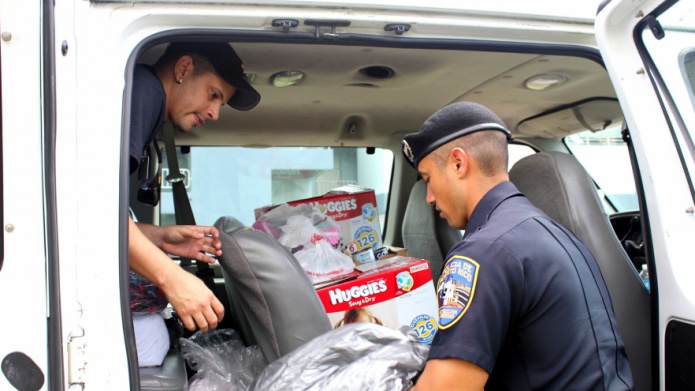 Cadetes de la PolicÃ­a efectÃºan "acciÃ³n de dar" a personas sin hogar