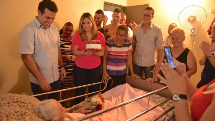 Gobernador y primera dama visitan comunidad Villa Marisol de Toa Baja